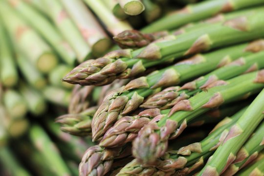 fresh asparagus loose in pile