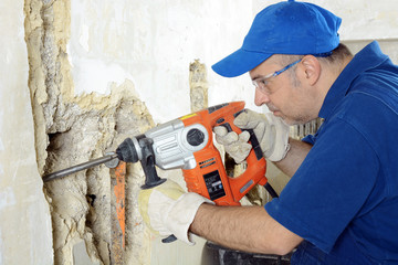 Handwerker arbeitet mit Elektro-Meissel