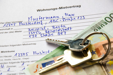 Wohnungsmietvertrag mit Euroscheinen und Schluessel