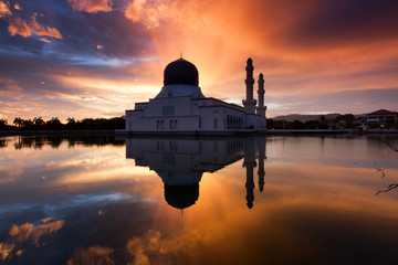 Naklejka na ściany i meble Kota Kinabalu city mosque at sunrise in Sabah, Malaysia