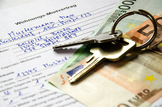 Wohnungsmietvertrag mit Euroscheinen und Schluessel