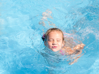 Fototapeta na wymiar Little girl learning to float