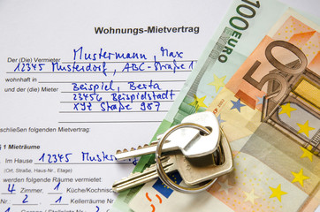 Wohnungsmietvertrag mit Euroscheinen und Schluessel