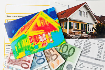 Energie sparen. Haus mit Wärmebild Kamera