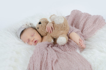 Newborn mit Teddybär