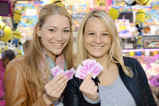 Freundinnen kaufen Lose bei Losbude