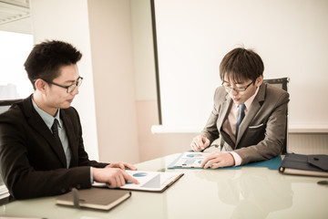 Obraz premium Young business people sitting in board room during meeting and d