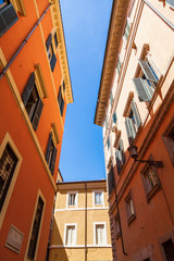 Fototapeta na wymiar malerische Häuser in einer Altstadtgasse in Rom