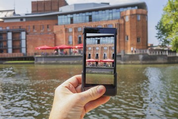 Naklejka premium tourist taking picture on mobile phone