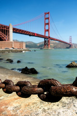 Naklejka premium Rusty old chain, Golden gate bridge