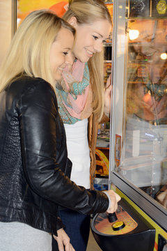 Freundinnen an Glücksspiel-Automat