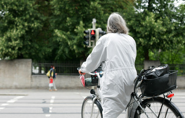 Frau mit Fahrrad unterwegs