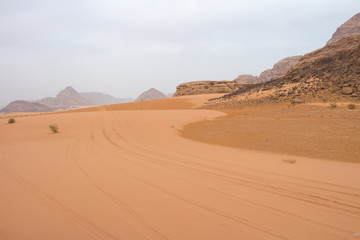 Fototapeta na wymiar Sandpiste in Wadi Rum, Jordanien