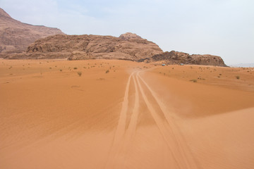 Fototapeta na wymiar Fahrzeugspuren im Wadi Rum, Jordanien