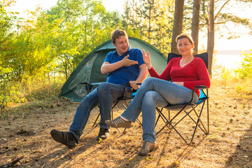 Naklejka na ściany i meble couple talking on a camping holiday
