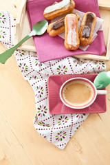 Kleine Eclairs mit Kaffee