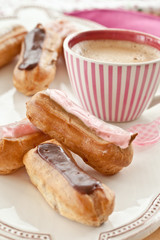 Kleine Eclairs mit Kaffee