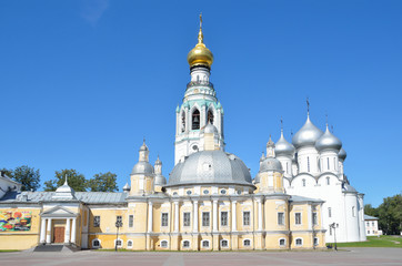 Fototapeta na wymiar Вологда, Кремлевская площадь, Воскресенский и Софийский соборы