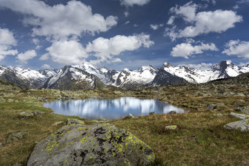 Fototapeta na wymiar Kleiner Bergsee in Südtirol, Italien