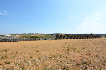 Material de construccion en terreno en obras