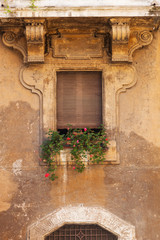 Fototapeta na wymiar altes Fenster eines historischen Hauses in Rom