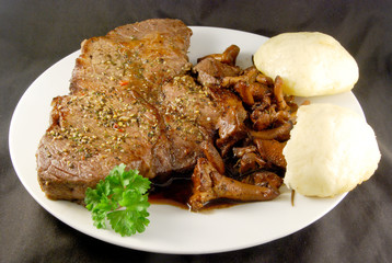 Mariniertes Rindernackensteak mit Pfifferlingen und Hefeklößen