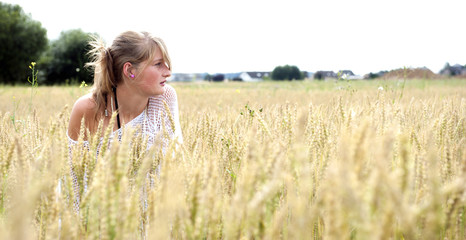 Jeune fille posant dans un champs