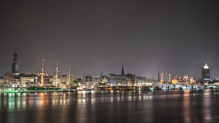 Obraz na płótnie Canvas Skyline von Hamburg am Abend