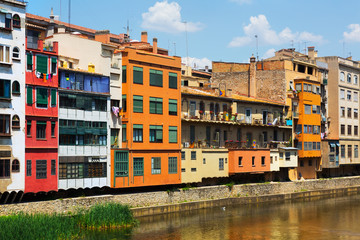 Obraz premium Picturesque houses on river bank in Girona