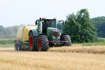 Traktor mit Strohballenpresse - 68182299