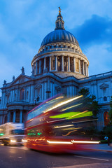 Fototapeta na wymiar St. Pauls Cathedral in London in der Abenddämmerung