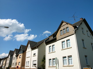 Häuserzeile mit schönen alten Wohnhäuser in Pastellton und Naturfarben sowie sanierter Fassade...
