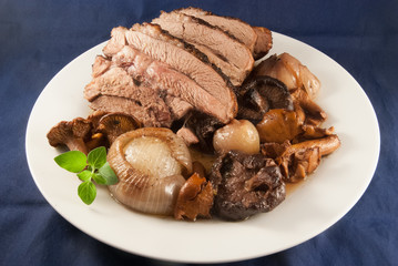 Putenoberkeule mit Pilzen und Zwiebeln in dunkler Sauce