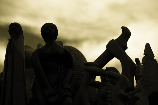 Statues silhouette clauds