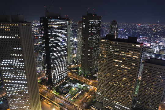 ［東京都市風景］新宿高層ビル群の夜景と遠くに東京スカイツリーを望む