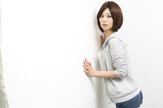 壁に手をつく女性 Stock Photo Adobe Stock 壁に手をつく女性 Stock Photo Adobe Stock
