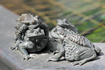 Frösche auf dem Liebesbrunnen in Durlach