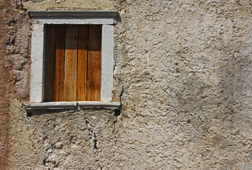 FINESTRA DI CASA ABBANDONATA