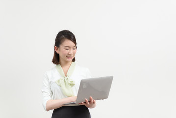 ノートパソコンを持つ女性