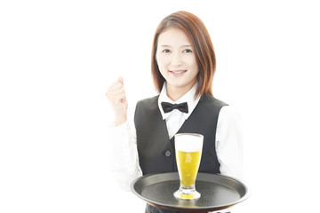 ビールを運ぶウェイトレス