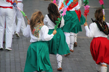 Baile tradicional vasco en un festival callejero