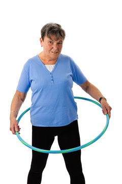 Seniorin trainiert mit Hula-Hoop Reifen Stock-Foto | Adobe Stock