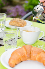 kaffee und coissant zum frühstück