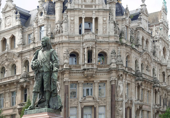 Fototapeta na wymiar Statue vor historischem Gebäude in Antwerpen