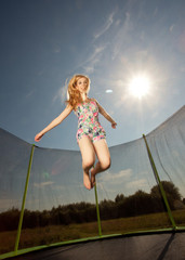 Frau springt auf dem Trampolin