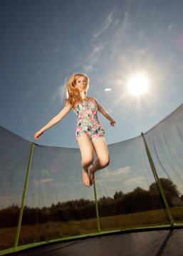 Frau springt auf dem Trampolin