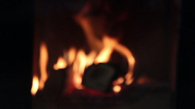 Kaminfeuer, unscharf zu scharf