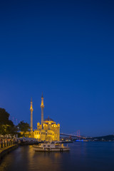 Obraz na płótnie Canvas Ortakoy Mosque at night in Istanbul, Turkey