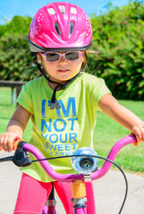 Obraz premium Bambina con bicicletta