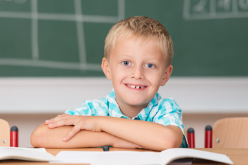 lächelnder grundschüler in der klasse